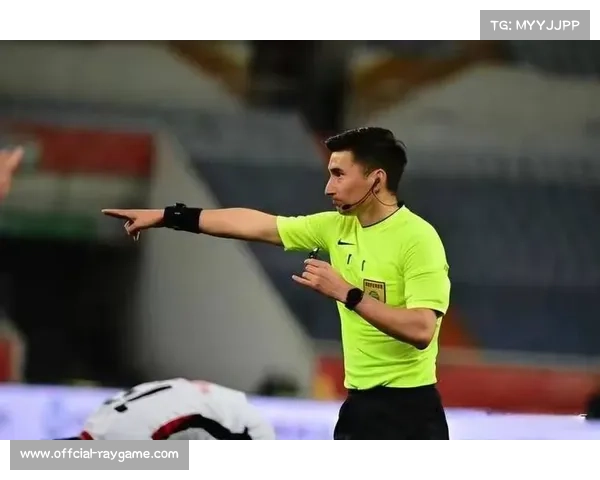 萨林杰替补席玩手机引争议，裁判专家质疑其职业态度